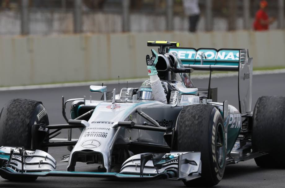 Rosberg vince e si porta a -17 da Hamilton. Afp